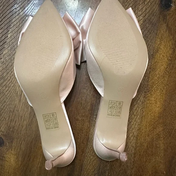 Journee Collection Pink Bow Kitten Heels - Picture 3 of 3